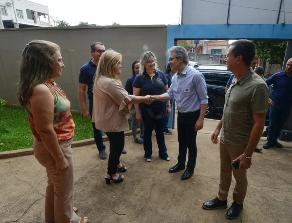 Governador vistoria escola beneficiada pelo Mãos à Obra, em Piumhi