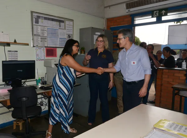 Governador vistoria escola beneficiada pelo Mãos à Obra, em Piumhi