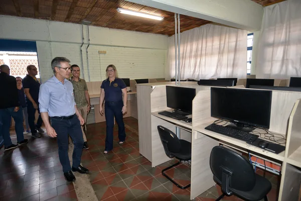 Governador vistoria escola beneficiada pelo Mãos à Obra, em Piumhi