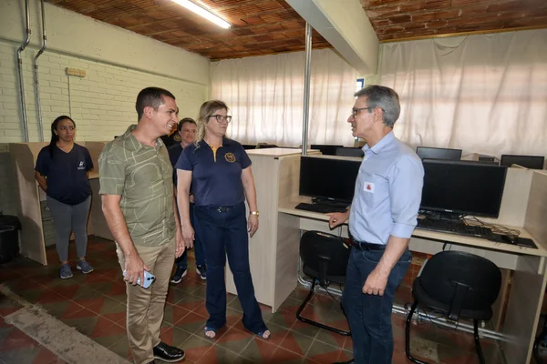 Governador vistoria escola beneficiada pelo Mãos à Obra, em Piumhi