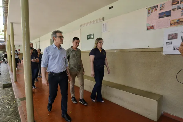 Governador vistoria escola beneficiada pelo Mãos à Obra, em Piumhi