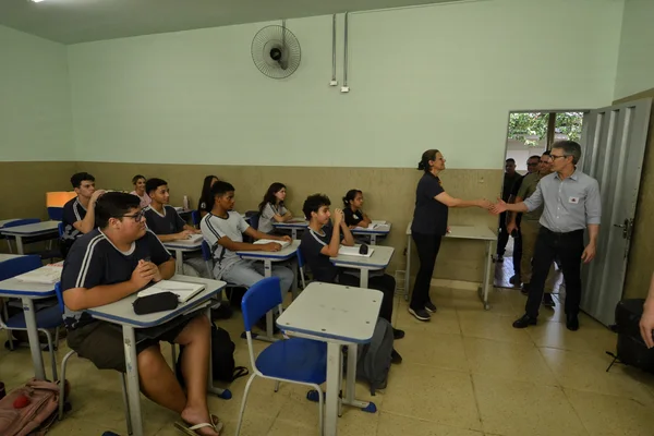 Governador vistoria escola beneficiada pelo Mãos à Obra, em Piumhi