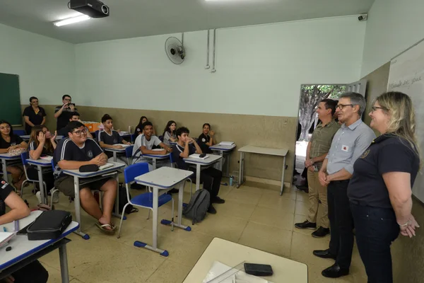Governador vistoria escola beneficiada pelo Mãos à Obra, em Piumhi