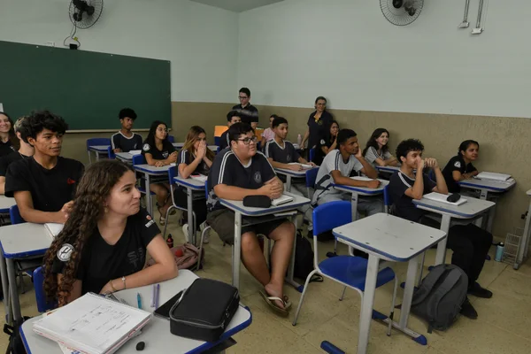Governador vistoria escola beneficiada pelo Mãos à Obra, em Piumhi