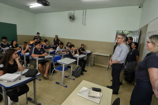 Governador vistoria escola beneficiada pelo Mãos à Obra, em Piumhi