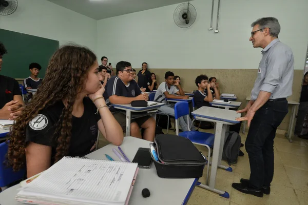 Governador vistoria escola beneficiada pelo Mãos à Obra, em Piumhi