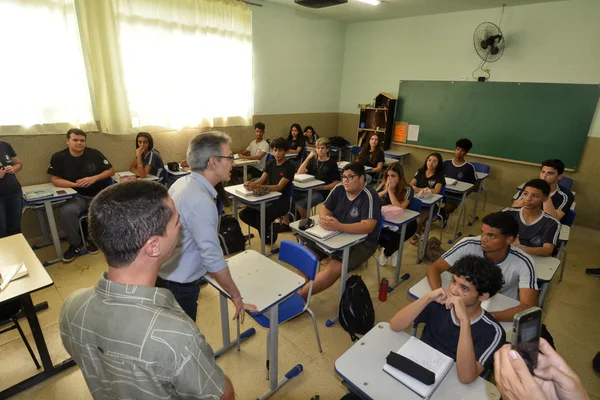 Governador vistoria escola beneficiada pelo Mãos à Obra, em Piumhi