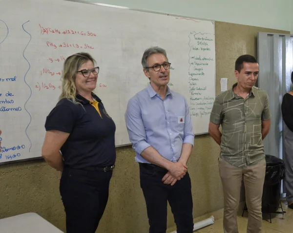 Governador vistoria escola beneficiada pelo Mãos à Obra, em Piumhi