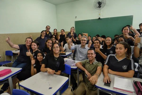 Governador vistoria escola beneficiada pelo Mãos à Obra, em Piumhi