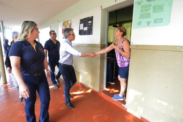 Governador vistoria escola beneficiada pelo Mãos à Obra, em Piumhi