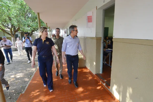 Governador vistoria escola beneficiada pelo Mãos à Obra, em Piumhi