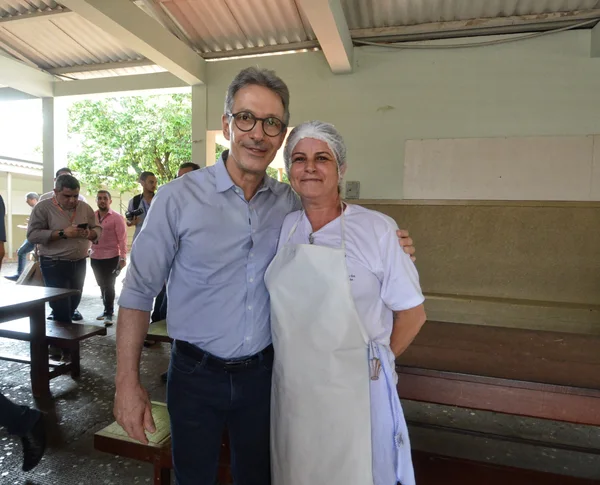 Governador vistoria escola beneficiada pelo Mãos à Obra, em Piumhi