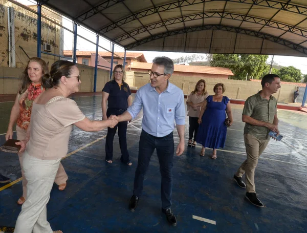 Governador vistoria escola beneficiada pelo Mãos à Obra, em Piumhi