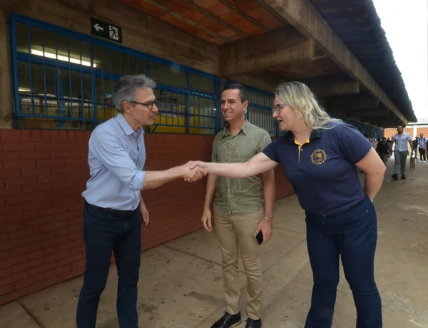 Governador vistoria escola beneficiada pelo Mãos à Obra, em Piumhi