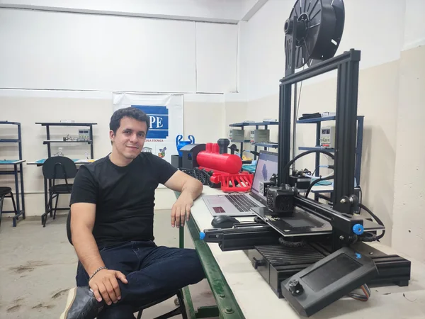 Formado em Eletrotécnica na primeira edição do Trilhas de Futuro, Lucas Luiz Coelho recebeu encomendas de protótipos do projeto de uma locomotiva em 3D, que desenvolveu durante o curso