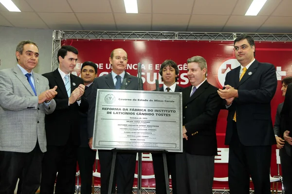 Antonio Anastasia descerrou placa de entrega da reforma da fábrica-escola do Instituto Cândido Toste