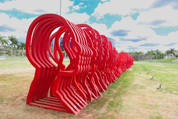 Monumento Bruma Leve presta homenagem às 272 joias de Brumadinho