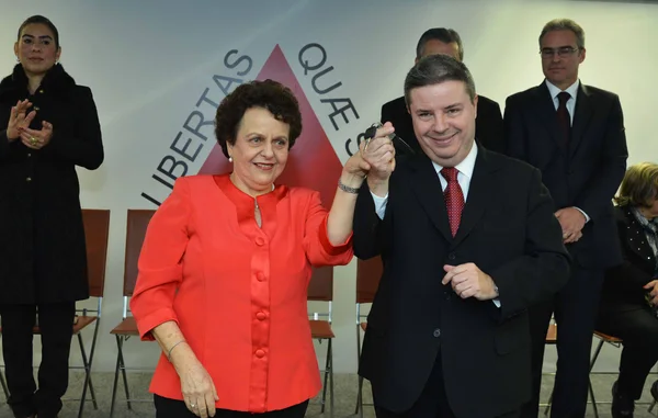 Ministra Eleonora Menicucci entregou chaves dos ônibus para o governador Anastasia