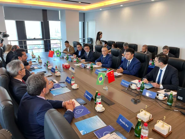 Governo de Minas, Unifei e grupo chinês assinam termo para cooperação no uso de tecnologias ligadas ao hidrogênio verde