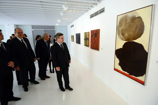 Anastasia visitou a exposição de estreia da galeria, da artista Tomie Ohtake. São 50 obras expostas
