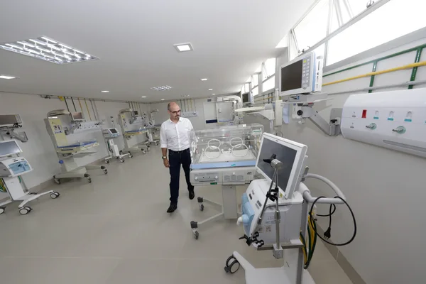 Vice-governador vistoria obras de ampliação do Hospital Universitário em Montes Claros
