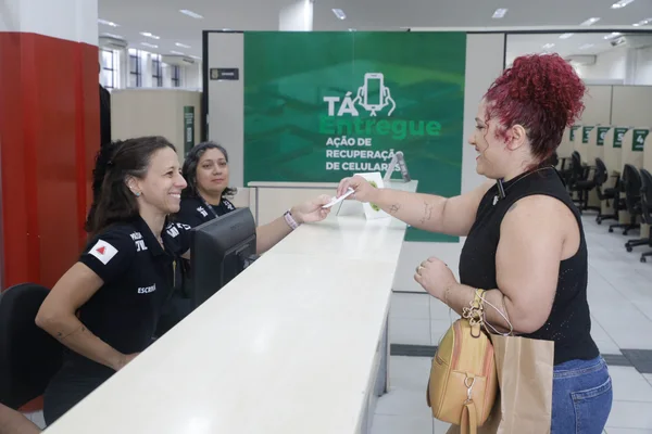 Governo de Minas promove a devolução de mais de 300 celulares recuperados em ação da Polícia Civil