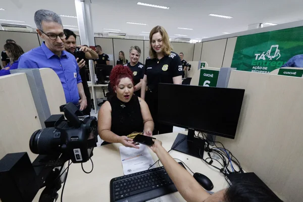 Governo de Minas promove a devolução de mais de 300 celulares recuperados em ação da Polícia Civil