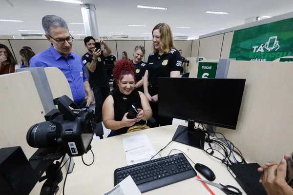 Governo de Minas promove a devolução de mais de 300 celulares recuperados em ação da Polícia Civil