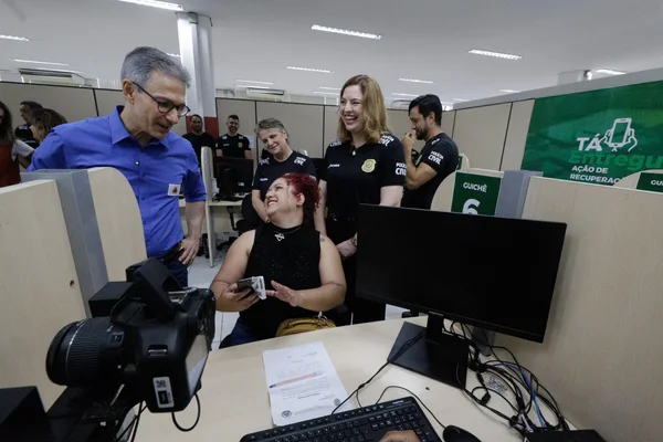 Governo de Minas promove a devolução de mais de 300 celulares recuperados em ação da Polícia Civil