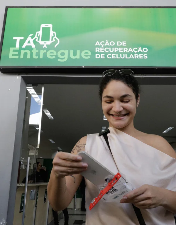 Governo de Minas promove a devolução de mais de 300 celulares recuperados em ação da Polícia Civil