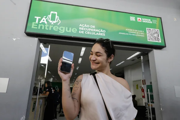 Governo de Minas promove a devolução de mais de 300 celulares recuperados em ação da Polícia Civil