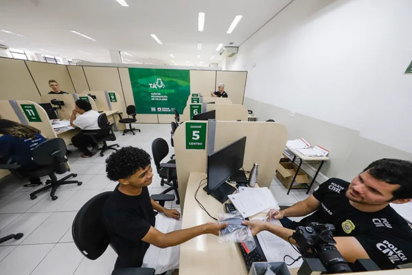 Governo de Minas promove a devolução de mais de 300 celulares recuperados em ação da Polícia Civil
