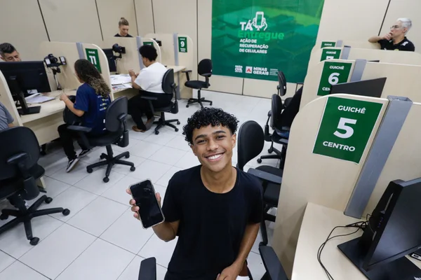 Governo de Minas promove a devolução de mais de 300 celulares recuperados em ação da Polícia Civil
