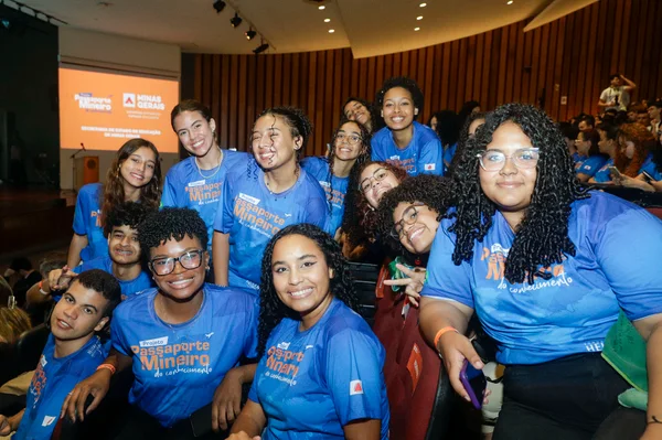 Governo de Minas garante intercâmbio para 150 estudantes da rede pública pelo Passaporte Mineiro do Conhecimento