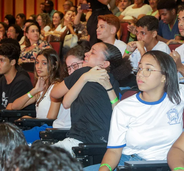 Governo de Minas garante intercâmbio para 150 estudantes da rede pública pelo Passaporte Mineiro do Conhecimento