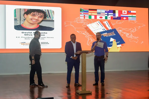 Governo de Minas garante intercâmbio para 150 estudantes da rede pública pelo Passaporte Mineiro do Conhecimento