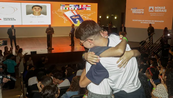 Governo de Minas garante intercâmbio para 150 estudantes da rede pública pelo Passaporte Mineiro do Conhecimento