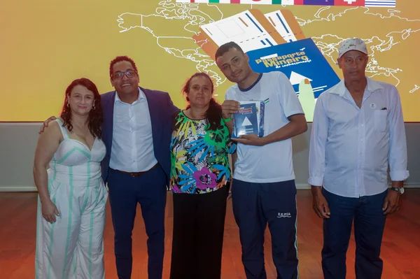 Governo de Minas garante intercâmbio para 150 estudantes da rede pública pelo Passaporte Mineiro do Conhecimento