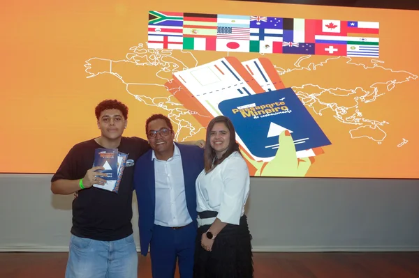 Governo de Minas garante intercâmbio para 150 estudantes da rede pública pelo Passaporte Mineiro do Conhecimento