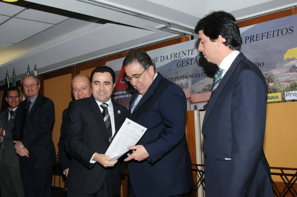 Vladimir Azevedo entrega a Carta de Ouro Preto” a Alberto Pinto Coelho