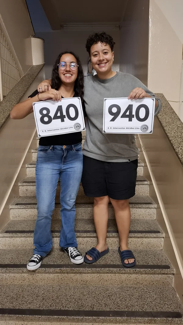 Alunos da Escola Estadual Interventor Alcides Lins, em Curvelo, mostram suas notas na redação do exame