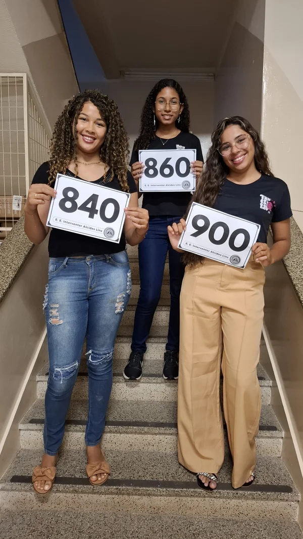 Alunos da Escola Estadual Interventor Alcides Lins, em Curvelo, mostram suas notas na redação do exame