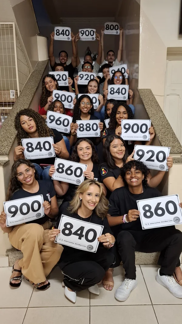 Alunos da Escola Estadual Interventor Alcides Lins, em Curvelo, mostram suas notas na redação do exame