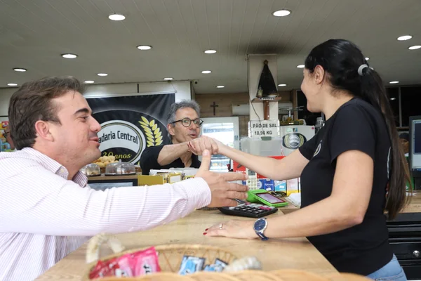 Governo de Minas entrega cheque simbólico de R$ 1 milhão para ganhadora do Nota Fiscal Mineira