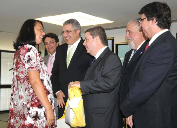 Governador cumprimenta uma das mães presente no evento