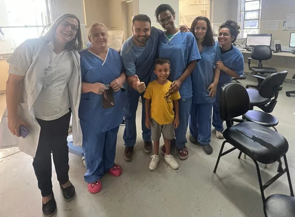 Família de bebê que nasceu pesando 600 gramas retorna à Maternidade Odete Valadares para agradecer equipe