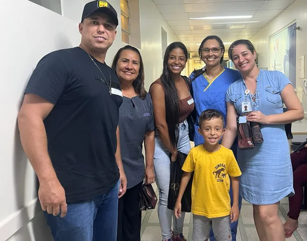 Família de bebê que nasceu pesando 600 gramas retorna à Maternidade Odete Valadares para agradecer equipe