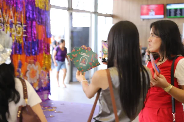 Governo de Minas faz recepção especial aos turistas que chegam em BH para feriado de Carnaval