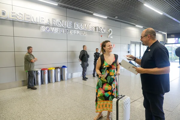 Vice-governador recepciona turistas que chegam a Aeroporto de Confins para carnaval em Belo Horizonte
