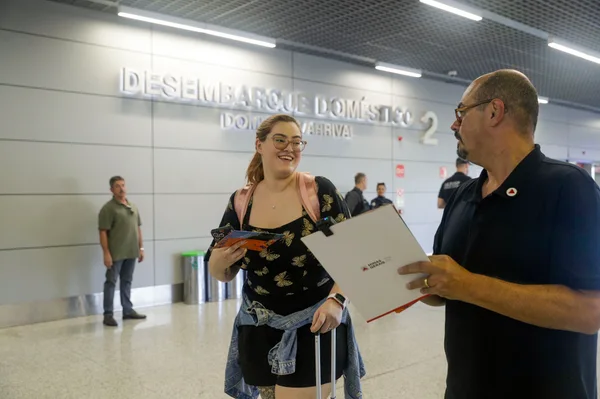 Vice-governador recepciona turistas que chegam a Aeroporto de Confins para carnaval em Belo Horizonte